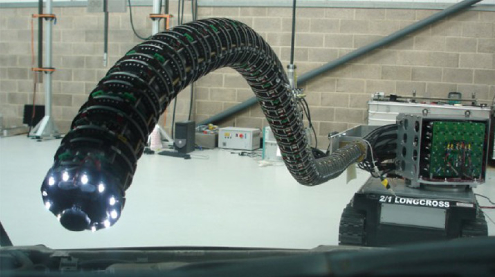 巨大ヘビ型ロボットが人々の困難を救う